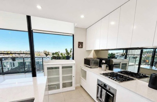 Ryde Apartment | Water & City View 1BR+Study Apt, Ryde