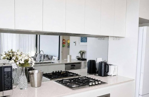 Ryde Apartment | Water & City View 1BR+Study Apt, Ryde