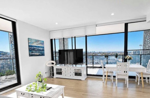 Ryde Apartment | Water & City View 1BR+Study Apt, Ryde