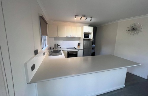 Lakes Entrance Apartment | Waterfront 2-bedroom apartment with WiFi, AC in Lakes Entrance