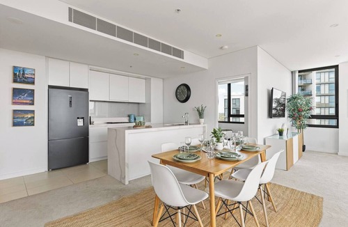 Wolli Creek Apartment | Waterfront Apartment with Panoramic City Views