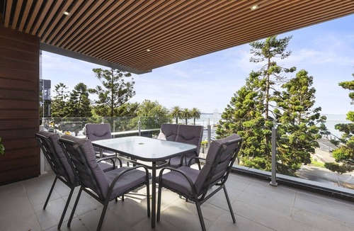 Geelong Apartment | Waterfront Apartment with Stunning Bay Views