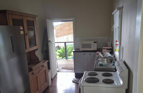 Coal Point Cottage | Waterfront cottage on lake Macquarie. Enjoy fishing, boating and swimming.