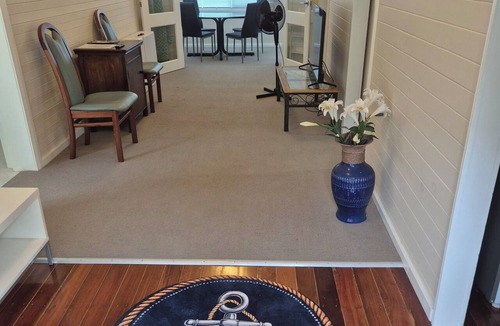 Coal Point Cottage | Waterfront cottage on lake Macquarie. Enjoy fishing, boating and swimming.
