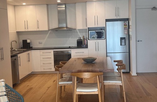 Tennyson Apartment | Waterfront escape with lake views, private pontoon & balcony, 5 mins to beach.