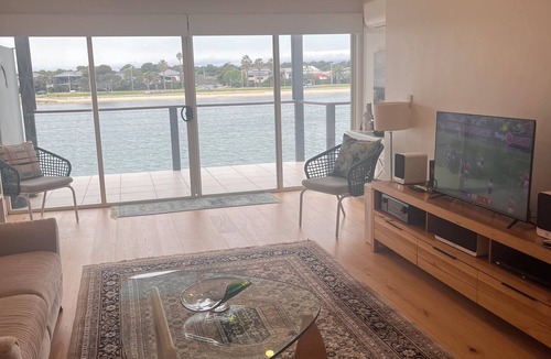 Tennyson Apartment | Waterfront escape with lake views, private pontoon & balcony, 5 mins to beach.