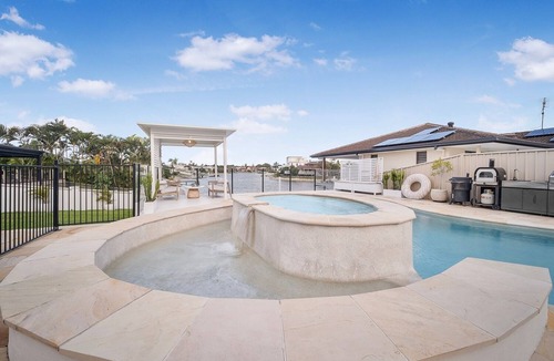 Mermaid Waters House | Waterfront Getaway 5Bs with 3 poolsHeated Spa ear Surf ParadisePrivate Beach