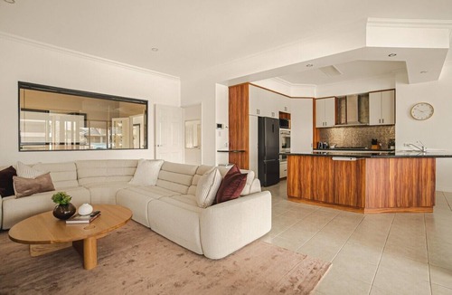 Halls Head House | Waterfront Halls Head Retreat – Sleeps 8, Spa & Home Theatre