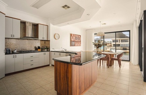 Halls Head House | Waterfront Halls Head Retreat – Sleeps 8, Spa & Home Theatre