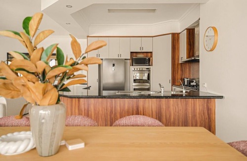 Halls Head House | Waterfront Halls Head Retreat – Sleeps 8, Spa & Home Theatre