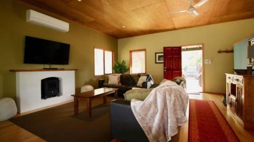 Sanctuary Point House | Waterfront Hideway by Book Jervis Bay - Sanctuary Point - The Ultimate Spot to Relax