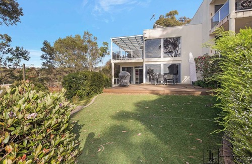 Denhams Beach Condo | Waterfront Home with Sweeping Ocean Views