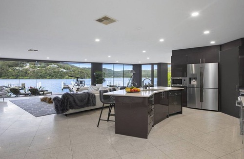 Booker Bay Apartment | Waterfront/pool/spa/sauna+ walk to cafes & rest