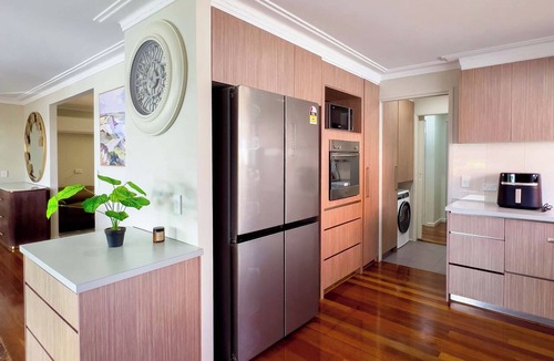 Broadbeach Waters House | Waterfront Retreat with Pool & Pontoon, Broadbeach