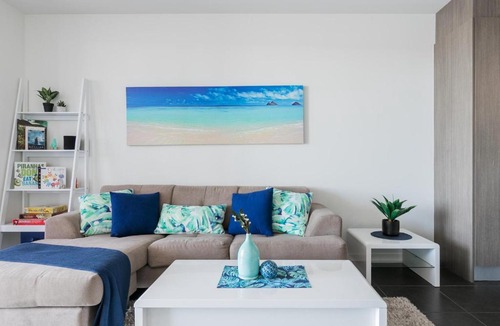 Birtinya Apartment | Waterfront Retreat Lake Birtinya