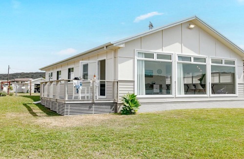 Booker Bay House | Waterfront, stroll to Ettalong cafes & restaurant