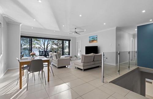 Wangi Wangi House | Waterfront Treetops Getaway