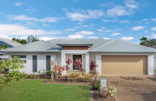 Douglas House | Waterlily Oasis Stylish 4 Bedroom Stay