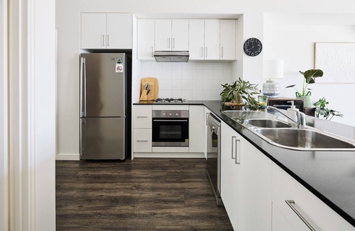 Falcon House | Water’s Edge: 4BR all-ensuite. Sweeping estuary views for families and groups.