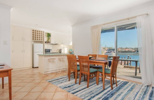 Halls Head Apartment | Waters Edge Apartment with Jetty