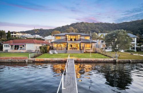 Koolewong House | Waters Edge by Coast Hosting
