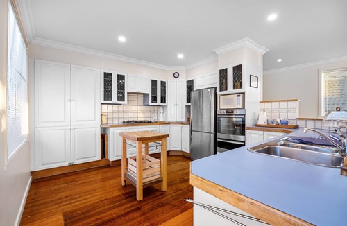 Frankston House | Waters Edge Summary: