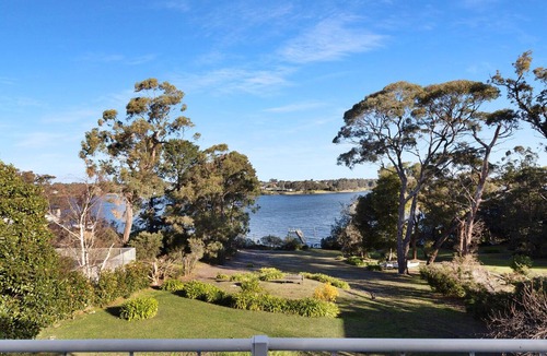 Paynesville House | Waters Edge: The clue is in the name — the lake is right in your backyard!