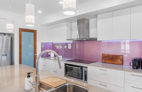 Banksia Beach House | Waters Edge, TOP NOTCH