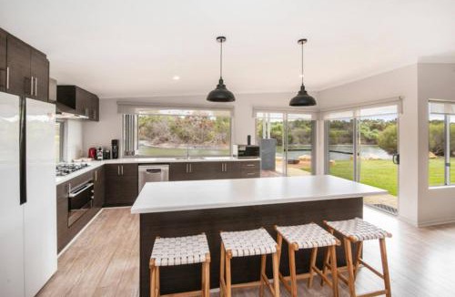 Wilyabrup House | Waterside Wilyabrup - Lake View - Family Friendly