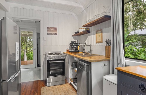 Terania Creek Cabin | Wattle Cabin - Creekside stay in Nature