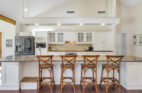 Holgate House | Wattle Tree Retreat| Pool, Tennis Court| Accom Holidays