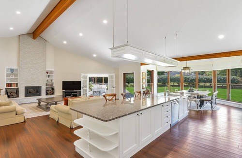 Holgate House | Wattle Tree Retreat| Pool, Tennis Court| Accom Holidays