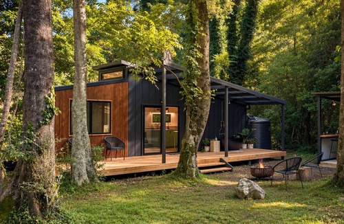 Broughton Village Cabin | Wave and Willow Tiny Home - 5 mins to beaches and local village of Berry