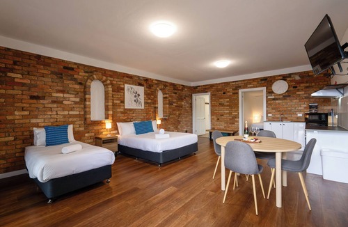 Warrnambool Hotel | Waves Motel and Apartments