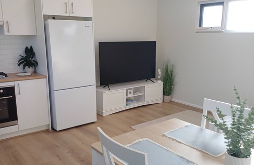 Mindarie House | Welcome to your perfect coastal escape in the heart of Mindarie.