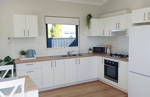 Mindarie House | Welcome to your perfect coastal escape in the heart of Mindarie.