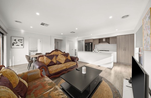 Werribee House | Werribee Nature Sounds：4B Family Getaway 2Garage