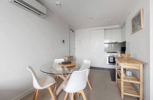 Melbourne Central Business District Apartment | West Edge Urban Outlook near Gardens and Markets