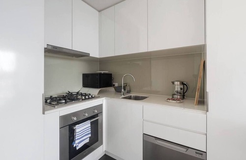 Melbourne Central Business District Apartment | West Edge Urban Outlook near Gardens and Markets