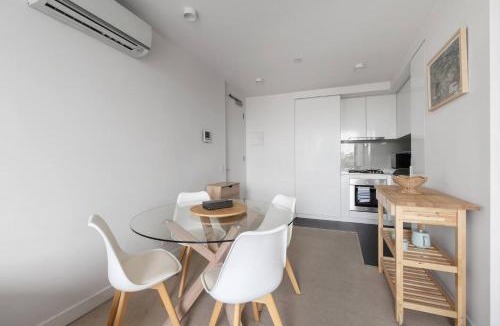 Melbourne Central Business District Apartment | West Edge - Urban Outlook near Gardens and Markets
