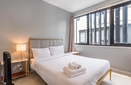 West End Apartment | Westend 3 bedroom Split level Townhouse Next to River