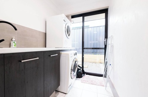 Gosnells House | WestPort Dwyer Premium Stay