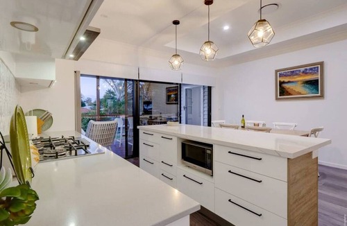 Urangan House | Whale Watching Base – Private Deck, BBQ & AC