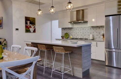Urangan House | Whale Watching Base – Private Deck, BBQ & AC