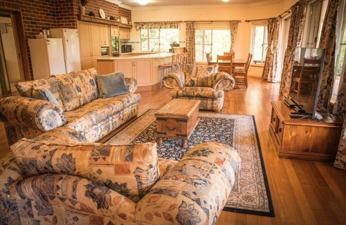 Shadforth House | Whispering Karri Retreat | 5-Acre Hideaway