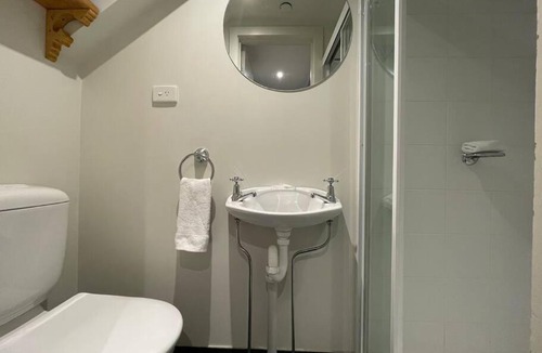 Hotham Heights Apartment | White Crystal 210