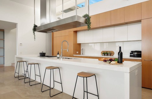 Copacabana House | "White Haus" – Resort Style Getaway