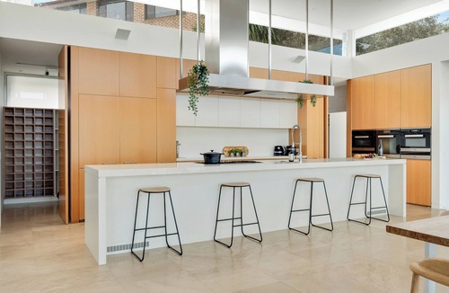 Copacabana House | "White Haus" – Resort Style Getaway