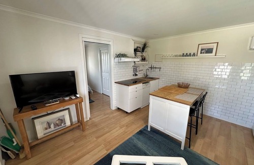Brownlow Ki Cottage | White Pebbles 1 Queen Bedroom 1 bathroom Free WiFi. Pet Friendly