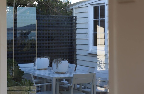 Falmouth House | White Shell Cottage | Wood fire & beachfront